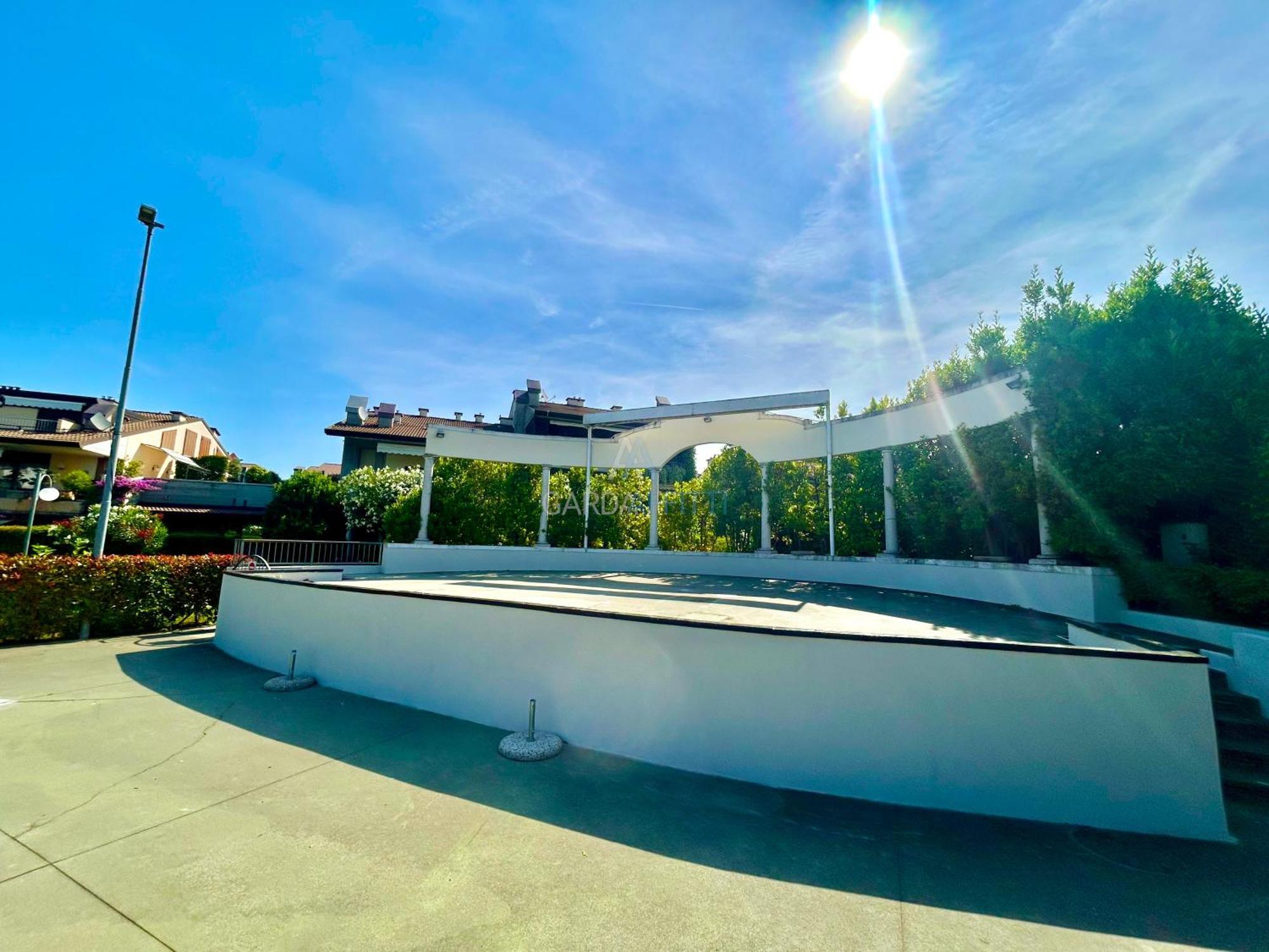 Perla Apartment - 3 Piscine E Un Bar - Desenzano Desenzano del Garda Bagian luar foto