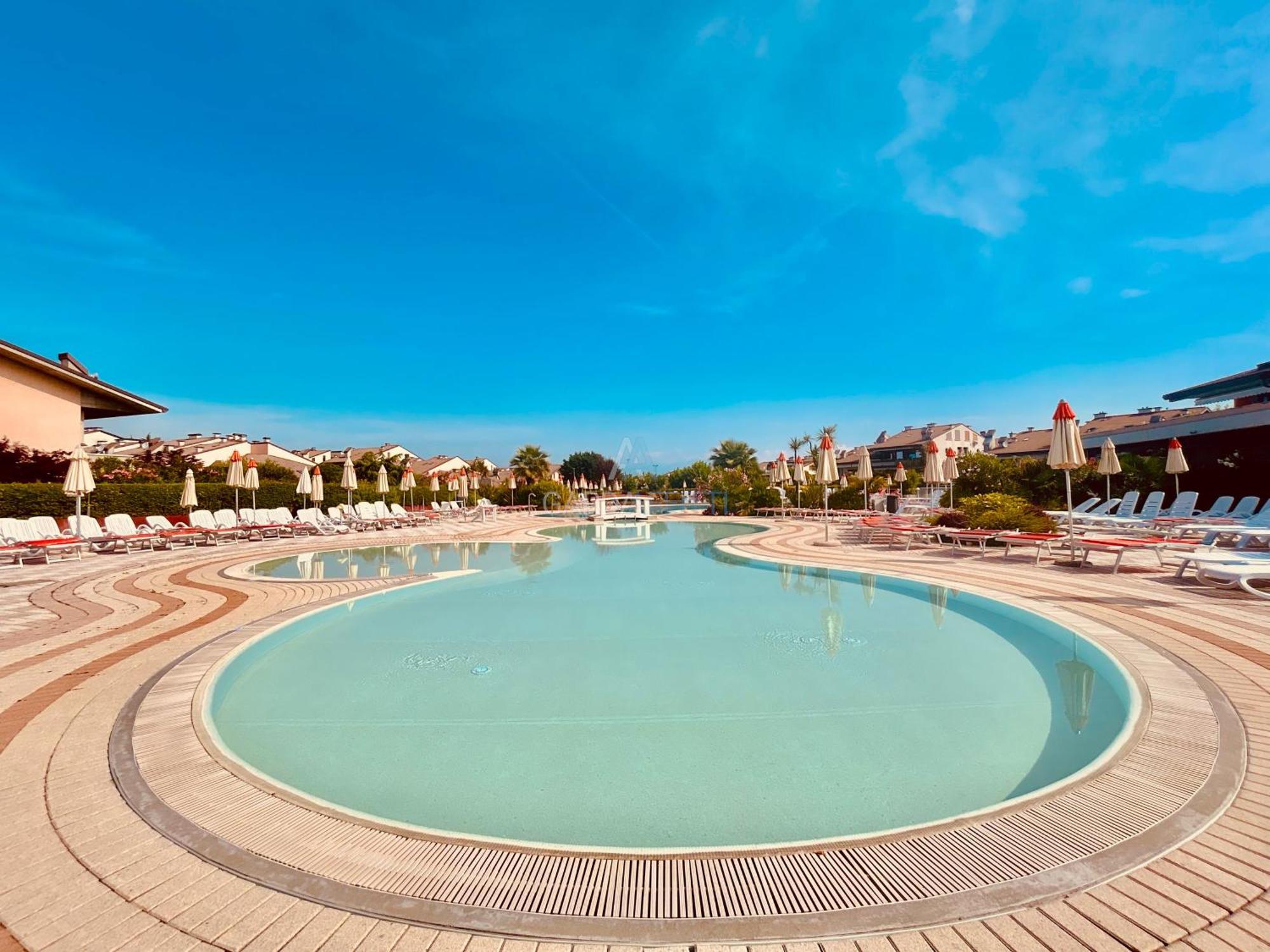 Perla Apartment - 3 Piscine E Un Bar - Desenzano Desenzano del Garda Bagian luar foto
