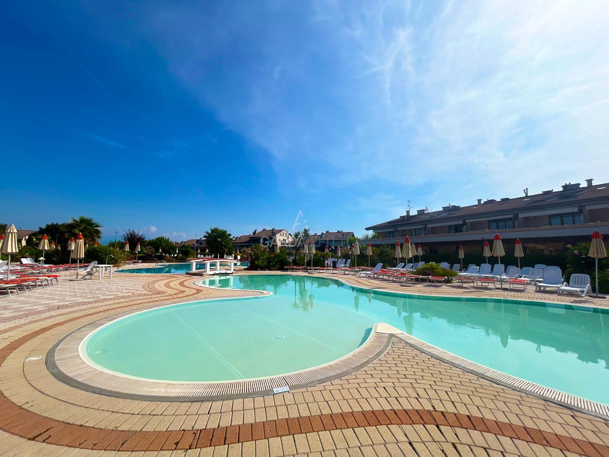 Perla Apartment - 3 Piscine E Un Bar - Desenzano Desenzano del Garda Bagian luar foto